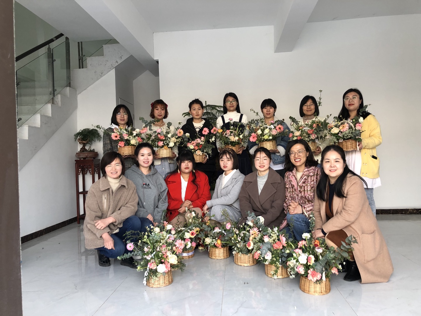 9园林公司组织开展女职工插花活动.jpg